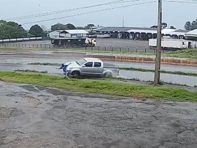 Ciclista escapa segundos antes de caminhonete capotar e atingir bicicleta na BR-163 no Paraná