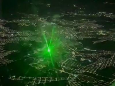 Piloto dos Bombeiros registra laser apontado para aeronave em voo noturno sobre Divinópolis