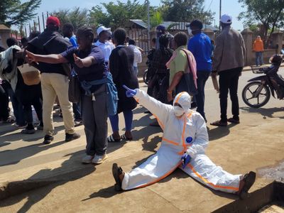 Profissionais de saúde protestam por salários atrasados durante surto de ebola no Congo