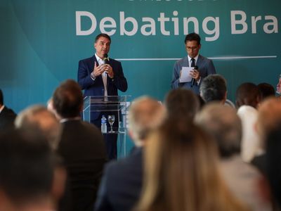 Flávio Bolsonaro questiona urnas e cita empresa venezuelana em encontro com estrangeiros