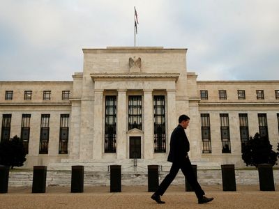 Selic cai para 13,75% e Fed sobe juros nos EUA; veja impacto no crédito