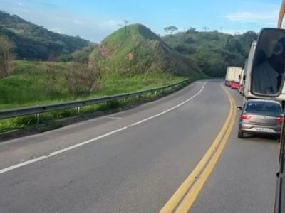 BR-393 é parcialmente interditada para remoção de caminhão tombado em Três Rios
