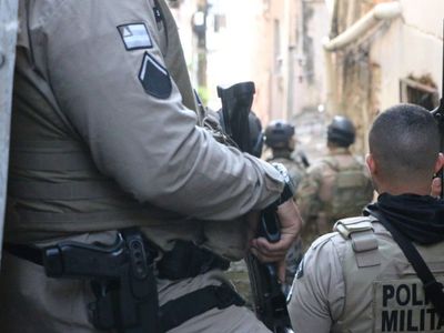 Dois PMs são baleados em confronto e policiamento é reforçado em bairro de Salvador