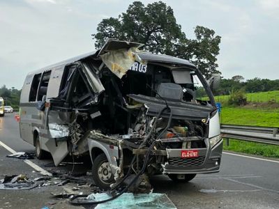 Micro-ônibus tem lateral destruída em colisão com carreta na SP-095