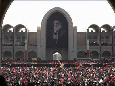 Milhares acompanham funeral de Khamenei em Teerã e reacendem debate sobre sucessão política