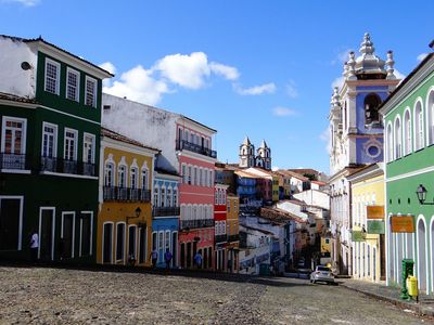 Jumento inflável gigante protesta abate em Salvador