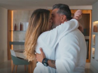 Personagem flagra beijo entre Vanessa e Junqueira em 'Por Você'