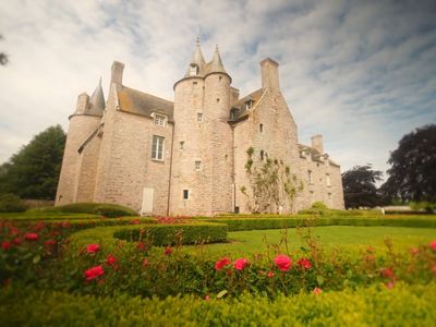Família vive em castelo medieval do século 12; experiência inspira preservação em Goiás