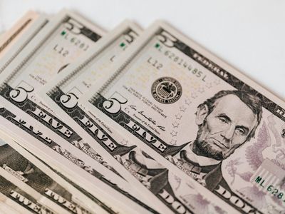Dólar abre em leve alta a R$ 5,02 com atenção a inflação dos EUA e política brasileira