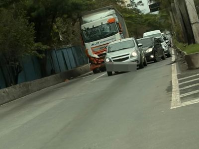 Duas carretas colidem na BR-393 em Volta Redonda após falha de freio