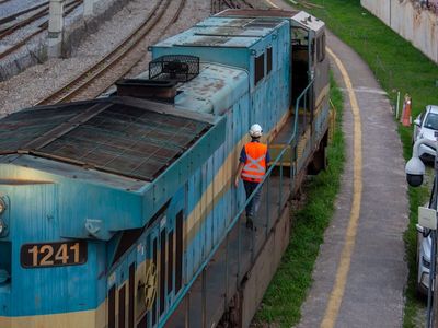 Trem arrasta caminhão em SP