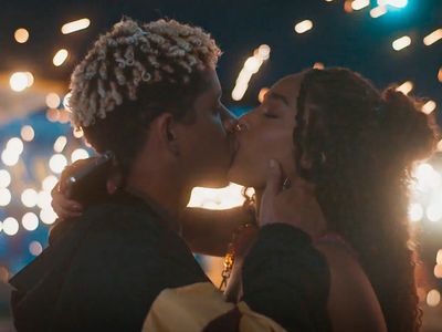 Primeiro beijo de Dalila e Peixe em Por Você repercute nas redes sociais