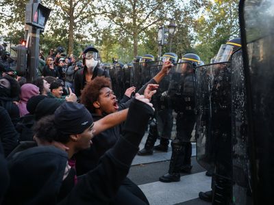 Confrontos em Paris: policiais e estudantes se chocam em protestos pela educação