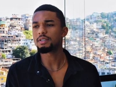 Juan Paiva relembra início no teatro e apoio da mãe: "Nunca desistiu de mim"