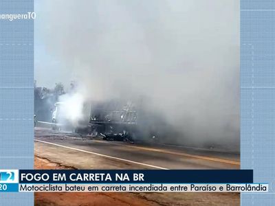 Motociclista morre carbonizado ao bater em caminhão em chamas na BR-153 no Tocantins