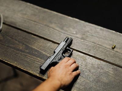 Dois Adolescentes Morrem em Ataque a Tiros perto de Escola nos EUA