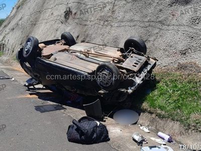 Passageira morre arremessada de carro em capotamento na SP-333 em Echaporã