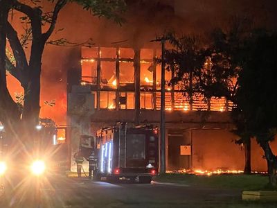 Chamas consomem prédio da UFPE e exigem ação de cinco equipes dos Bombeiros