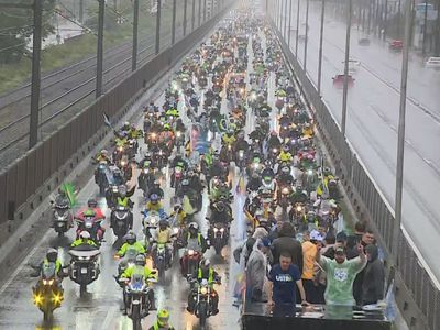 Apoiadores de Flávio Bolsonaro fazem motociata em Porto Alegre sob chuva
