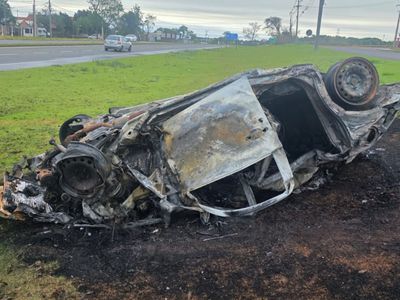 Carro capota e pega fogo na SP-107 em Jaguariúna, deixando três feridos