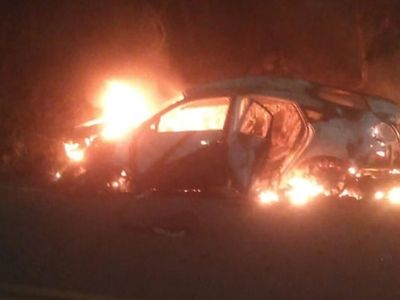 Motociclista morre após colisão com carro e veículo é abandonado em chamas em rodovia do Norte do ES