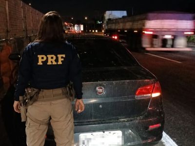 Carro roubado é recuperado pela PRF na Via Dutra em Itatiaia