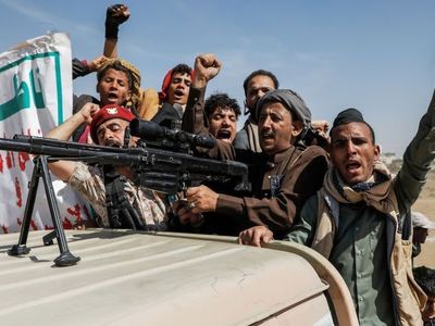 Rebeldes do Iêmen bloqueiam rota de petróleo e barril chega a US$ 90; Trump taxa Canadá e Espanha comemora título