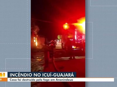 Incêndio destrói casa no bairro Icuí-Guajará, em Ananindeua