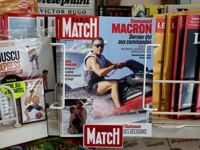Macron é criticado por andar de jet ski durante onda de calor e incêndios na França
