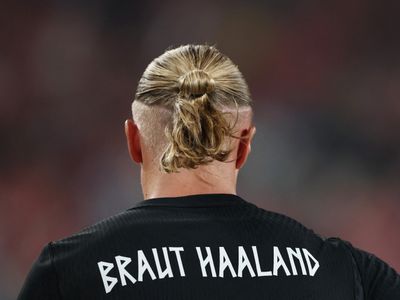 Haaland exibe bolsas da Hermès na Copa e contraste com pobreza em Goiânia chama atenção