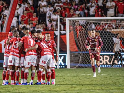 Vila Nova empata nos acréscimos e Bravo critica arbitragem no OBA