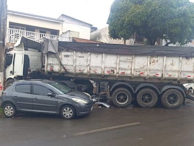 Carreta desgovernada atinge casa em Cosmópolis e é retirada após 24 horas