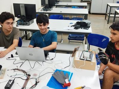 Estudantes do Cefet Araxá desenvolvem luva tecnológica que traduz Libras em tempo real