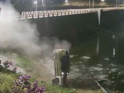 Carro desgovernado derruba mureta e cai de bico em barragem no Ceará