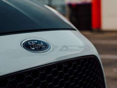 Ford anuncia três versões da van elétrica Transit City para 2026 no Brasil