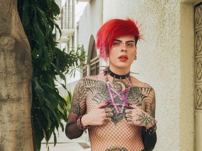 Mulher trans garante mamoplastia feminizante após decisão judicial em Goiás