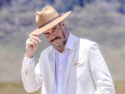 Mateus Solano estreia em Lá Na Minha Terra e celebra 30 anos de carreira