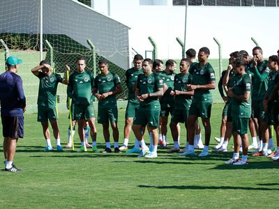Goiás perde clássico para Atlético-GO e vê acesso à Série A ficar distante
