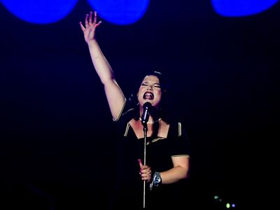 Lola Young estreia no Brasil no Rock in Rio sob garoa e público frio