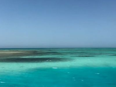 Anitta mostra férias em praia de mar turquesa sem revelar destino