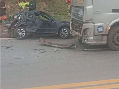 Carro invade contramão e bate em carreta na BR-381 em Minas Gerais; duas pessoas morrem