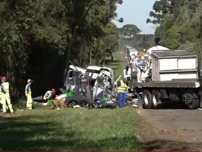 Carreta invade pista contrária e bate de frente com micro-ônibus no PR; 23 morrem