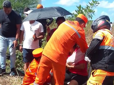 Carro colide com VLT em passagem clandestina no Grande Recife e deixa dois feridos