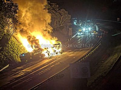 Duas carretas colidem e pegam fogo no Rodoanel; pista é interditada na Zona Sul de SP