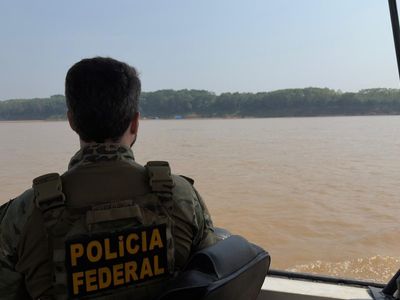 PF destrói 15 dragas em operação contra garimpo ilegal no rio Madeira