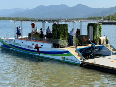 Barco-escola movido a energia solar começa a operar em Cubatão para educação ambiental