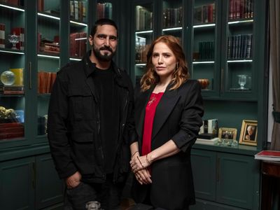 Adriana celebra vitória judicial e Heitor a parabeniza em Quem Ama Cuida