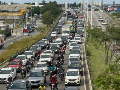 Acidente entre carros e motos provoca congestionamento na BR-101 em Natal