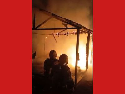Incêndio destrói casa de madeira em Cruzeiro do Sul