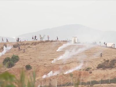Polícia da Espanha usa gás lacrimogêneo para deter migrantes na fronteira de Ceuta